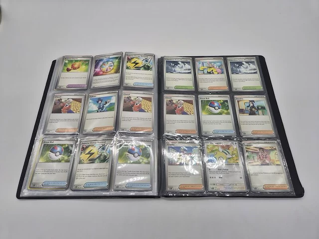 Grote pokémon tcg-verzameling – dik pakket kaarten – verzamelmap – inclusief accessoires - afbeelding 13 van  22