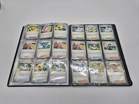 Grote pokémon tcg-verzameling – dik pakket kaarten – verzamelmap – inclusief accessoires - afbeelding 13 van  22