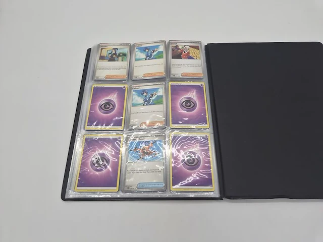 Grote pokémon tcg-verzameling – dik pakket kaarten – verzamelmap – inclusief accessoires - afbeelding 14 van  22