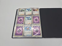 Grote pokémon tcg-verzameling – dik pakket kaarten – verzamelmap – inclusief accessoires - afbeelding 14 van  22