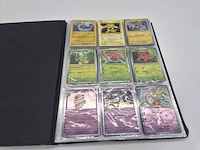 Grote pokémon tcg-verzameling – dik pakket kaarten – verzamelmap – inclusief accessoires - afbeelding 20 van  22