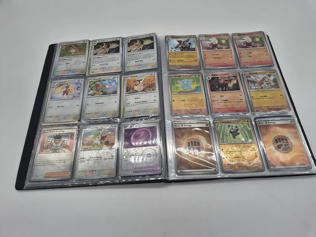 Grote pokémon tcg-verzameling – dik pakket kaarten – verzamelmap – inclusief accessoires - afbeelding 22 van  22
