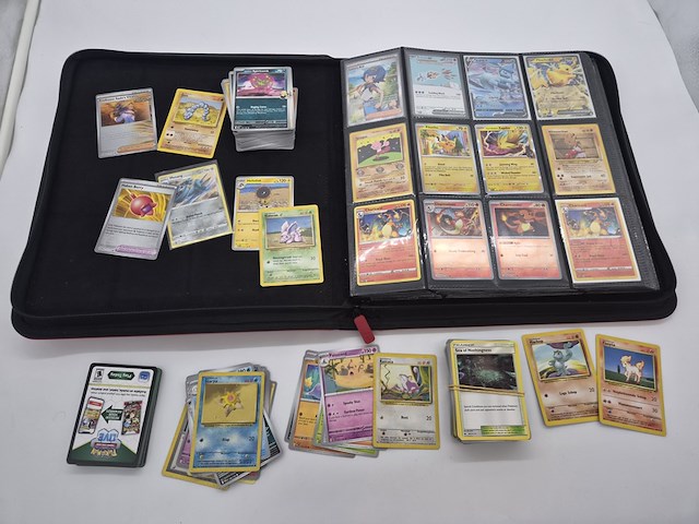 Grote pokémon verzameling (o.a. vintage en zeldzame kaarten) - afbeelding 1 van  38