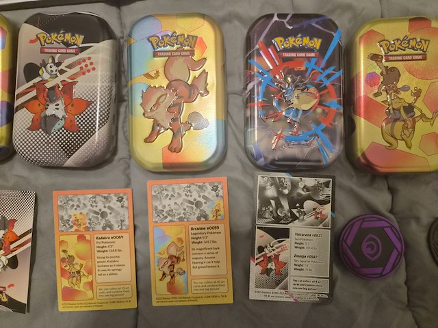 Grote pokémon verzameling – o.a. vintage kaarten, mappen en tins - afbeelding 4 van  65