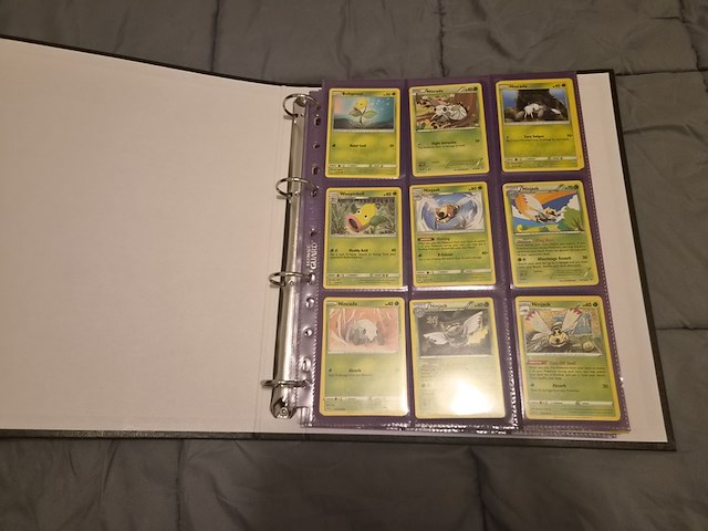 Grote pokémon verzameling – o.a. vintage kaarten, mappen en tins - afbeelding 5 van  65