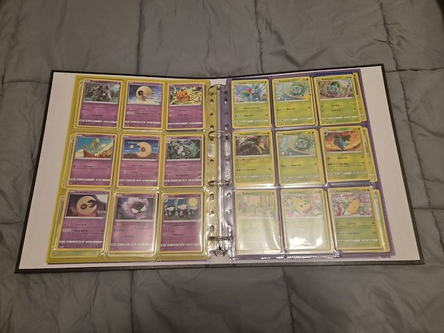 Grote pokémon verzameling – o.a. vintage kaarten, mappen en tins - afbeelding 9 van  65