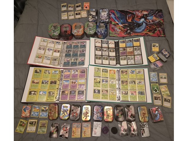 Grote pokémon verzameling – o.a. vintage kaarten, mappen en tins - afbeelding 1 van  65