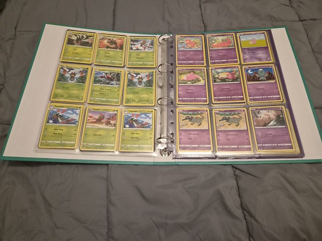 Grote pokémon verzameling – o.a. vintage kaarten, mappen en tins - afbeelding 21 van  65