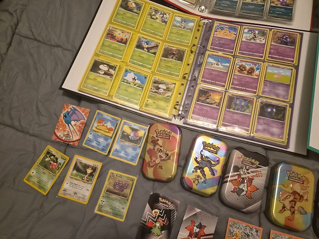 Grote pokémon verzameling – o.a. vintage kaarten, mappen en tins - afbeelding 12 van  65
