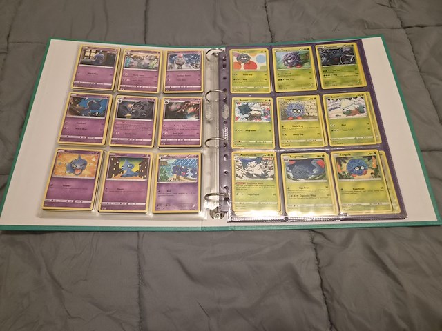 Grote pokémon verzameling – o.a. vintage kaarten, mappen en tins - afbeelding 24 van  65