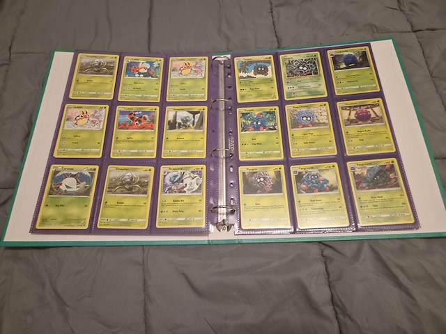 Grote pokémon verzameling – o.a. vintage kaarten, mappen en tins - afbeelding 26 van  65