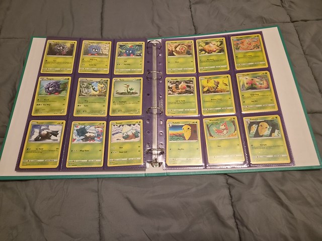Grote pokémon verzameling – o.a. vintage kaarten, mappen en tins - afbeelding 27 van  65
