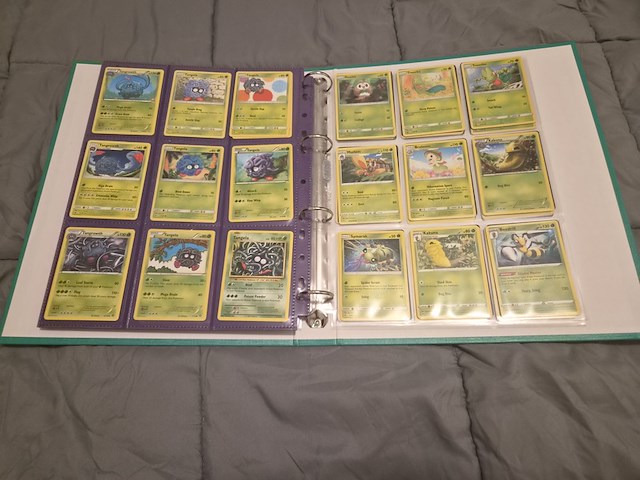 Grote pokémon verzameling – o.a. vintage kaarten, mappen en tins - afbeelding 28 van  65