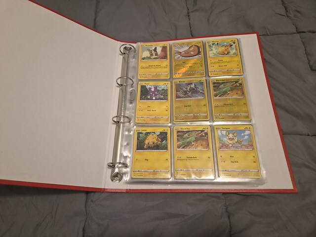 Grote pokémon verzameling – o.a. vintage kaarten, mappen en tins - afbeelding 32 van  65