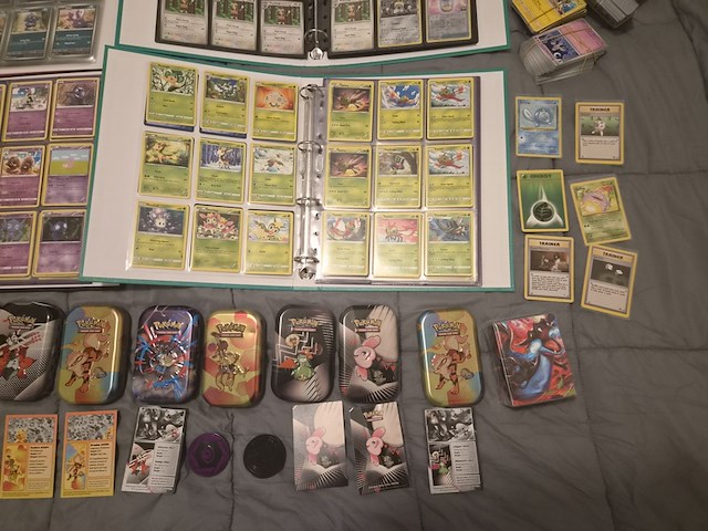 Grote pokémon verzameling – o.a. vintage kaarten, mappen en tins - afbeelding 23 van  65