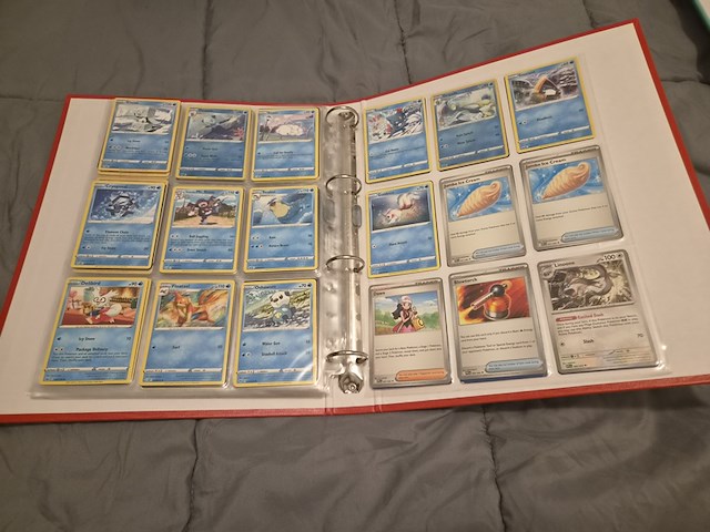 Grote pokémon verzameling – o.a. vintage kaarten, mappen en tins - afbeelding 43 van  65