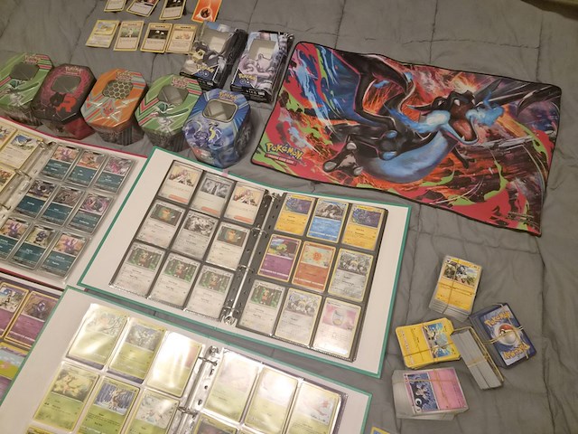 Grote pokémon verzameling – o.a. vintage kaarten, mappen en tins - afbeelding 34 van  65