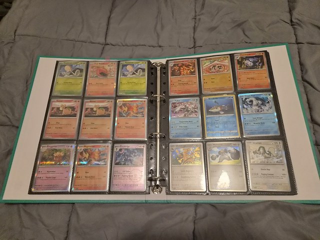 Grote pokémon verzameling – o.a. vintage kaarten, mappen en tins - afbeelding 52 van  65