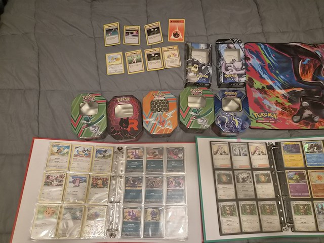 Grote pokémon verzameling – o.a. vintage kaarten, mappen en tins - afbeelding 45 van  65