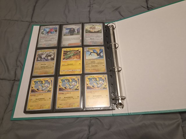 Grote pokémon verzameling – o.a. vintage kaarten, mappen en tins - afbeelding 59 van  65
