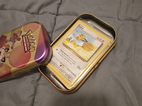 Grote pokémon verzameling – o.a. vintage kaarten, mappen en tins - afbeelding 60 van  65