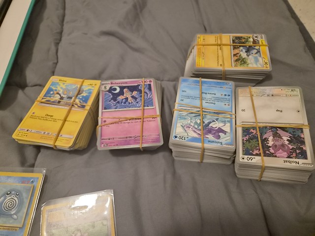 Grote pokémon verzameling – o.a. vintage kaarten, mappen en tins - afbeelding 56 van  65