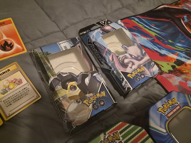 Grote pokémon verzameling – o.a. vintage kaarten, mappen en tins - afbeelding 65 van  65