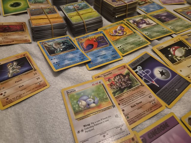 Grote pokémon verzameling (veel vintage, 3 gevulde mappen, accessoires + meerdere grote stapels kaarten) - afbeelding 3 van  22