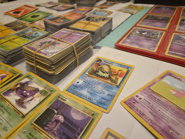 Grote pokémon verzameling (veel vintage, 3 gevulde mappen, accessoires + meerdere grote stapels kaarten) - afbeelding 4 van  22