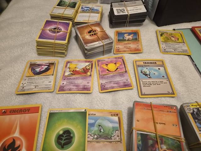 Grote pokémon verzameling (veel vintage, 3 gevulde mappen, accessoires + meerdere grote stapels kaarten) - afbeelding 6 van  22