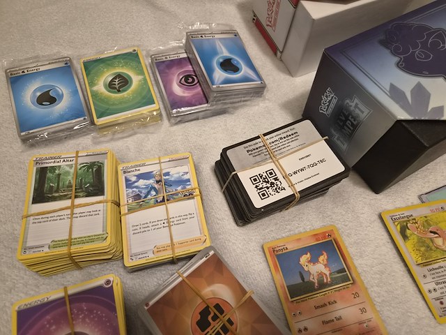 Grote pokémon verzameling (veel vintage, 3 gevulde mappen, accessoires + meerdere grote stapels kaarten) - afbeelding 7 van  22