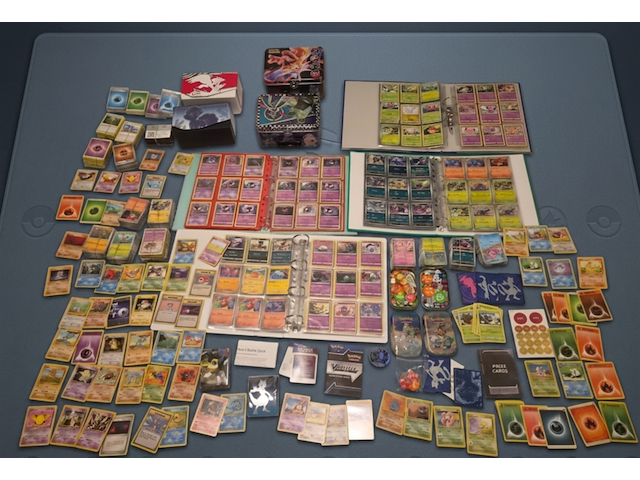 Grote pokémon verzameling (veel vintage, 3 gevulde mappen, accessoires + meerdere grote stapels kaarten) - afbeelding 1 van  22