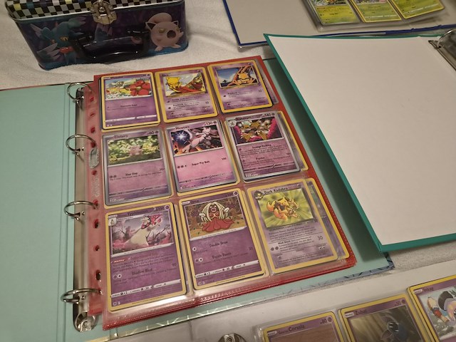 Grote pokémon verzameling (veel vintage, 3 gevulde mappen, accessoires + meerdere grote stapels kaarten) - afbeelding 13 van  22