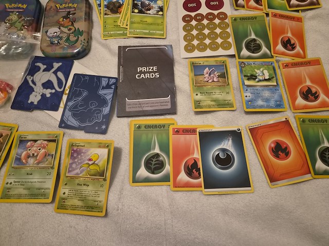 Grote pokémon verzameling (veel vintage, 3 gevulde mappen, accessoires + meerdere grote stapels kaarten) - afbeelding 12 van  22
