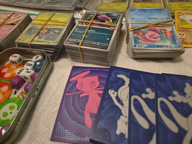 Grote pokémon verzameling (veel vintage, 3 gevulde mappen, accessoires + meerdere grote stapels kaarten) - afbeelding 18 van  22
