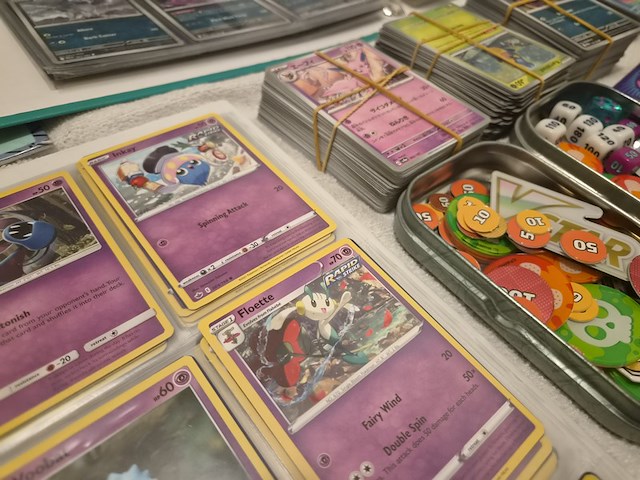 Grote pokémon verzameling (veel vintage, 3 gevulde mappen, accessoires + meerdere grote stapels kaarten) - afbeelding 19 van  22