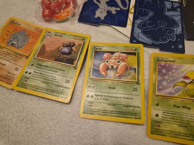 Grote pokémon verzameling (veel vintage, 3 gevulde mappen, accessoires + meerdere grote stapels kaarten) - afbeelding 20 van  22