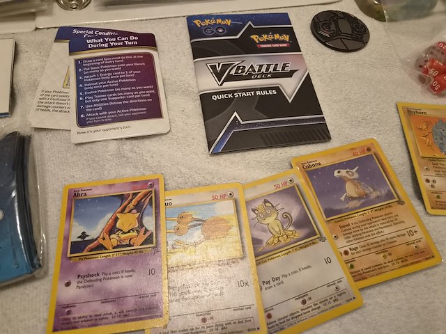 Grote pokémon verzameling (veel vintage, 3 gevulde mappen, accessoires + meerdere grote stapels kaarten) - afbeelding 21 van  22