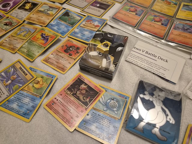 Grote pokémon verzameling (veel vintage, 3 gevulde mappen, accessoires + meerdere grote stapels kaarten) - afbeelding 22 van  22