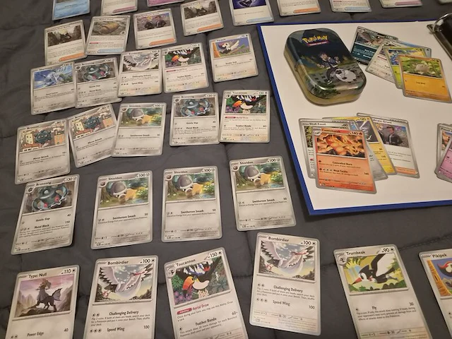 Grote pokémonkaartenverzameling met zeldzame kaarten, verzamelmap en pokémon-blik - afbeelding 3 van  26