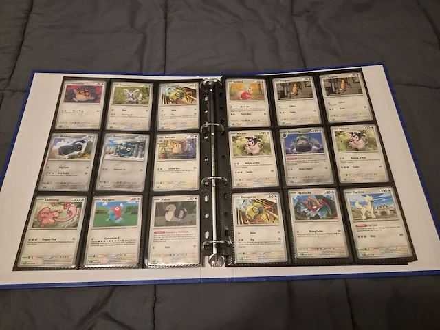 Grote pokémonkaartenverzameling met zeldzame kaarten, verzamelmap en pokémon-blik - afbeelding 10 van  26