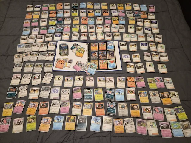 Grote pokémonkaartenverzameling met zeldzame kaarten, verzamelmap en pokémon-blik - afbeelding 1 van  26
