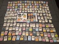 Grote pokémonkaartenverzameling met zeldzame kaarten, verzamelmap en pokémon-blik