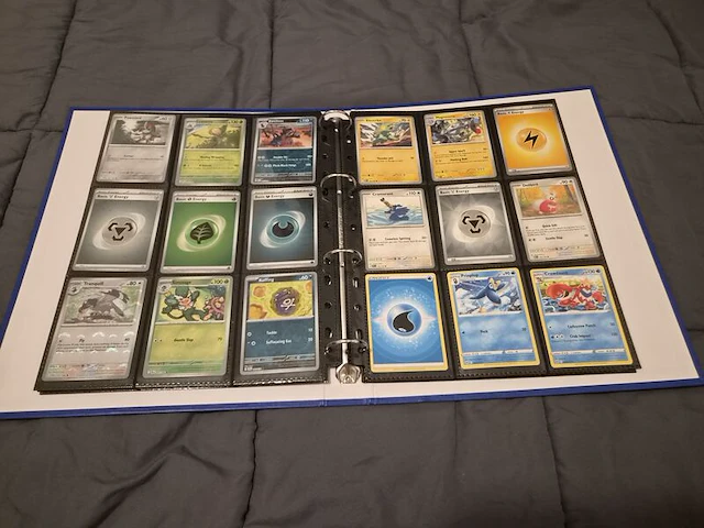 Grote pokémonkaartenverzameling met zeldzame kaarten, verzamelmap en pokémon-blik - afbeelding 16 van  26