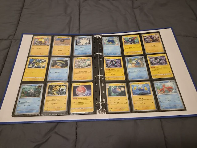 Grote pokémonkaartenverzameling met zeldzame kaarten, verzamelmap en pokémon-blik - afbeelding 18 van  26
