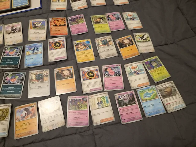 Grote pokémonkaartenverzameling met zeldzame kaarten, verzamelmap en pokémon-blik - afbeelding 12 van  26