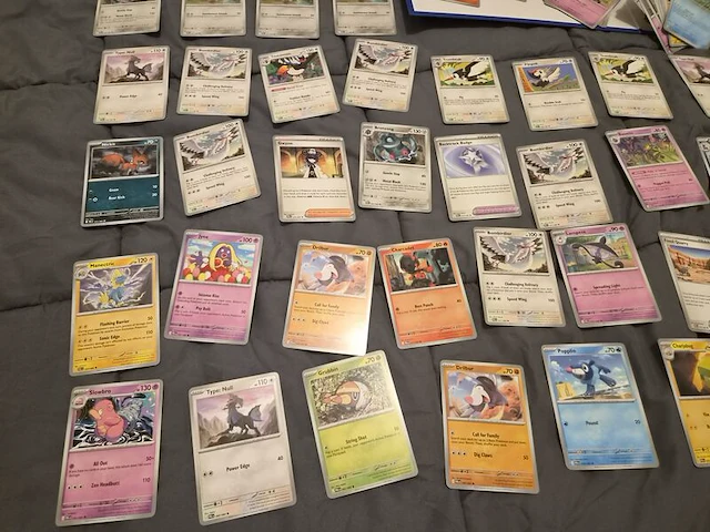 Grote pokémonkaartenverzameling met zeldzame kaarten, verzamelmap en pokémon-blik - afbeelding 21 van  26