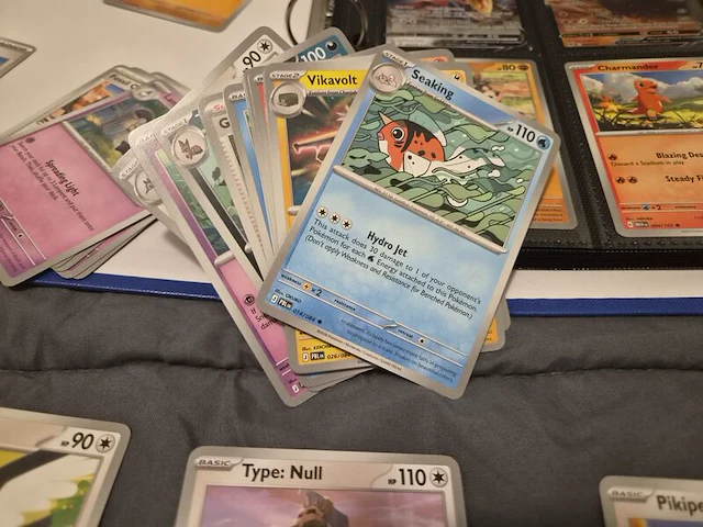 Grote pokémonkaartenverzameling met zeldzame kaarten, verzamelmap en pokémon-blik - afbeelding 22 van  26