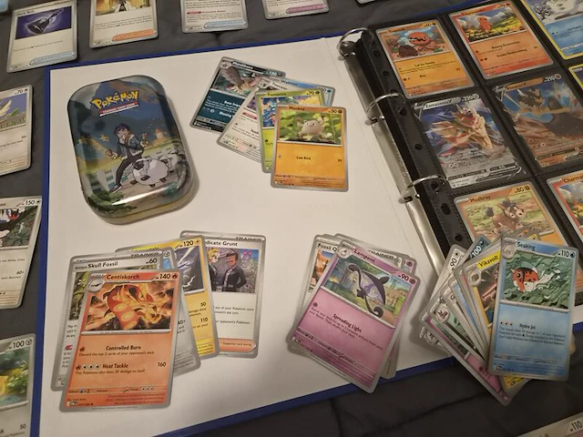 Grote pokémonkaartenverzameling met zeldzame kaarten, verzamelmap en pokémon-blik - afbeelding 23 van  26