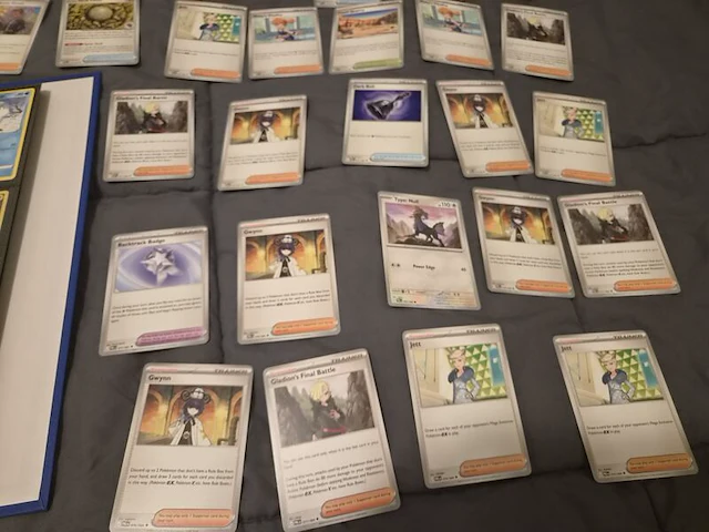 Grote pokémonkaartenverzameling met zeldzame kaarten, verzamelmap en pokémon-blik - afbeelding 24 van  26